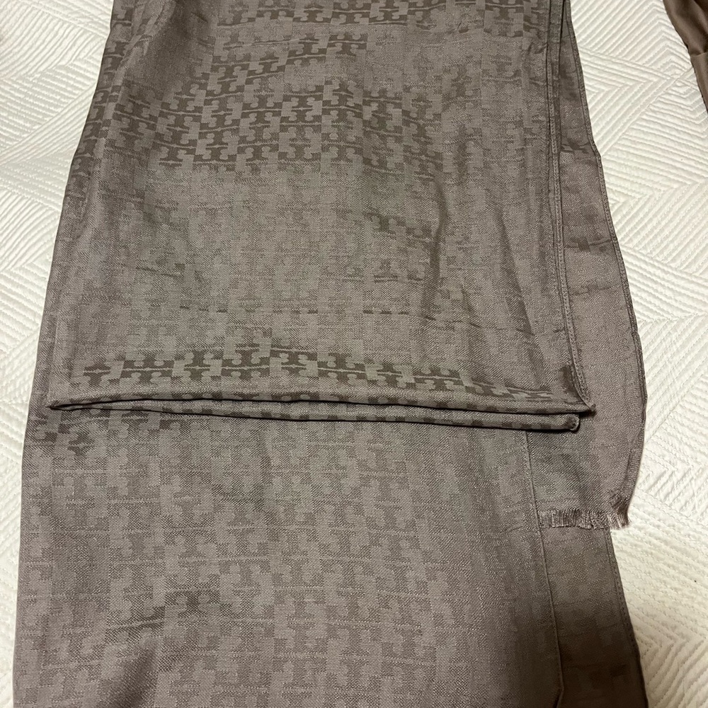 NWOT - Tory Burch Mosaic Logo Jacquard Scarf in French Grey